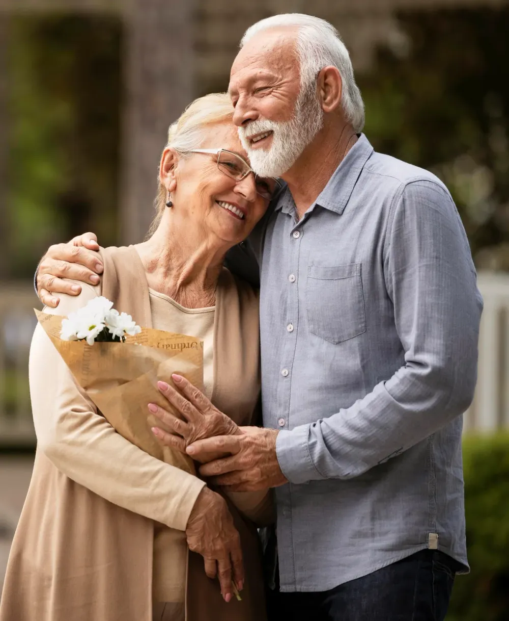 Casal de idosos abraçados e sorrindo
